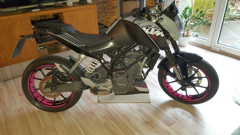 KTM Duke 125 - "DUKE" Design in Pink