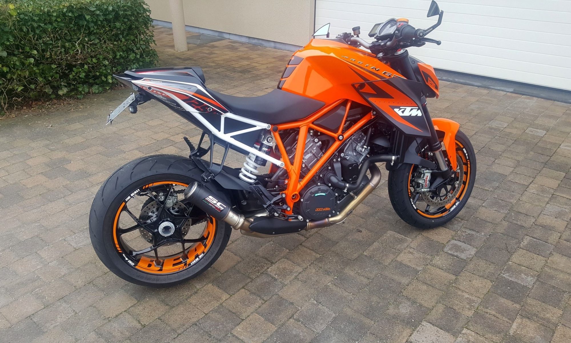 Zweiteiliger Aufkleber OneWheel Felgenaufkleber für Motorrad Racing Design 3b passend für 17 Felgen/Vorder- und Hinterrad beidseitig orange Premium Felgenrandaufkleber komplettes Set