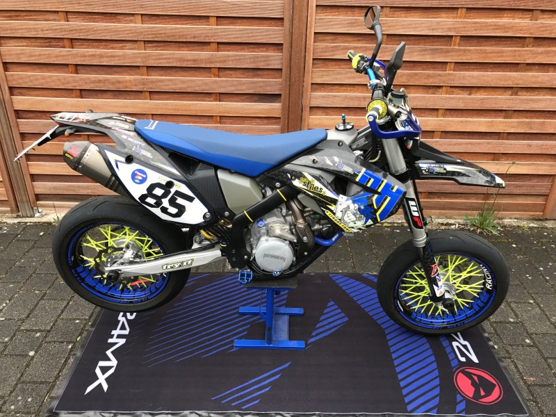 Husaberg mit blauen Felgenaufklebern